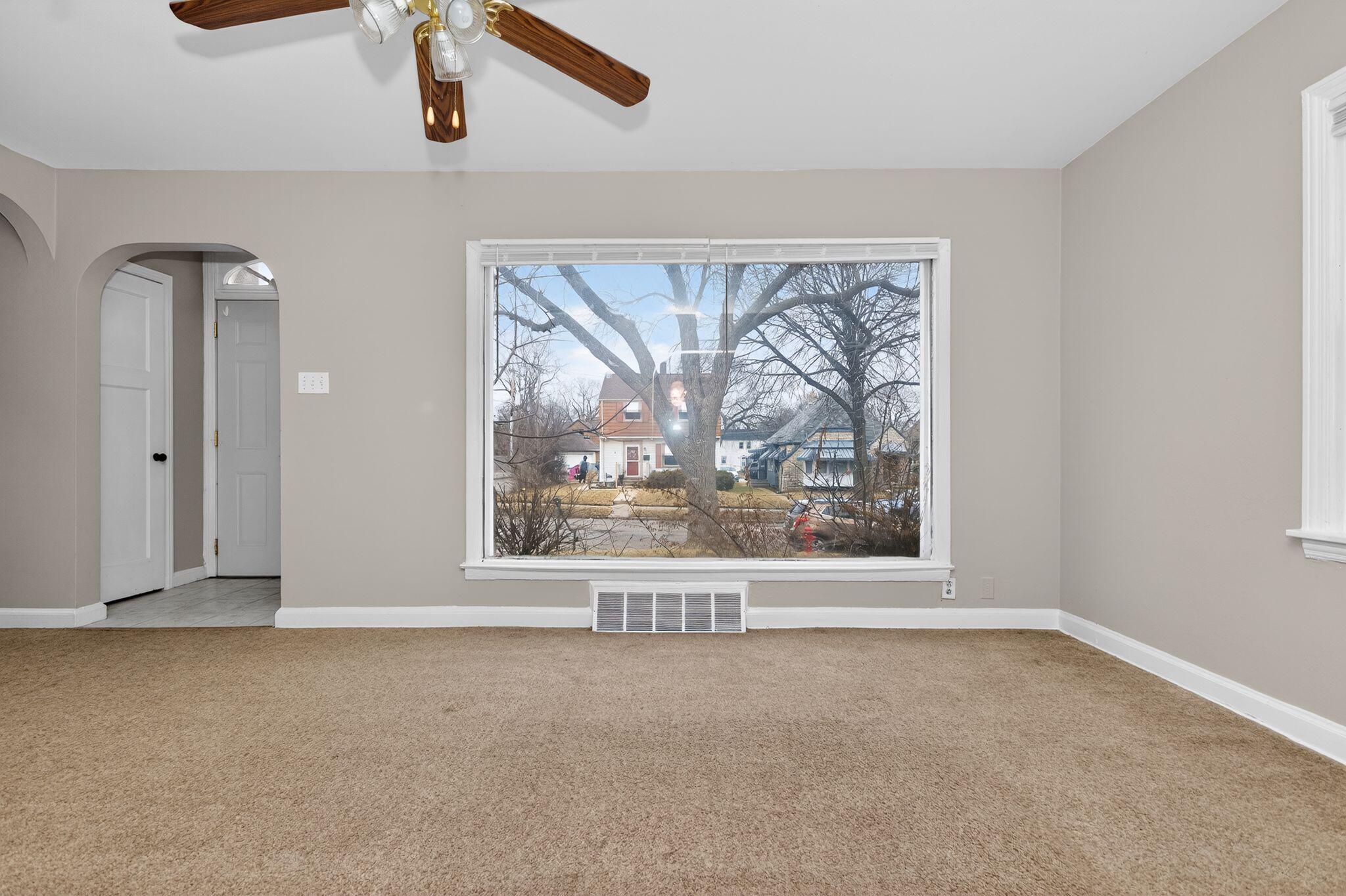 4332 North 15th Street Milwaukee, WI 53209 - Photo 9 of 34 14_4332_N_15th_St_Milwaukee_WI_53209-Liv