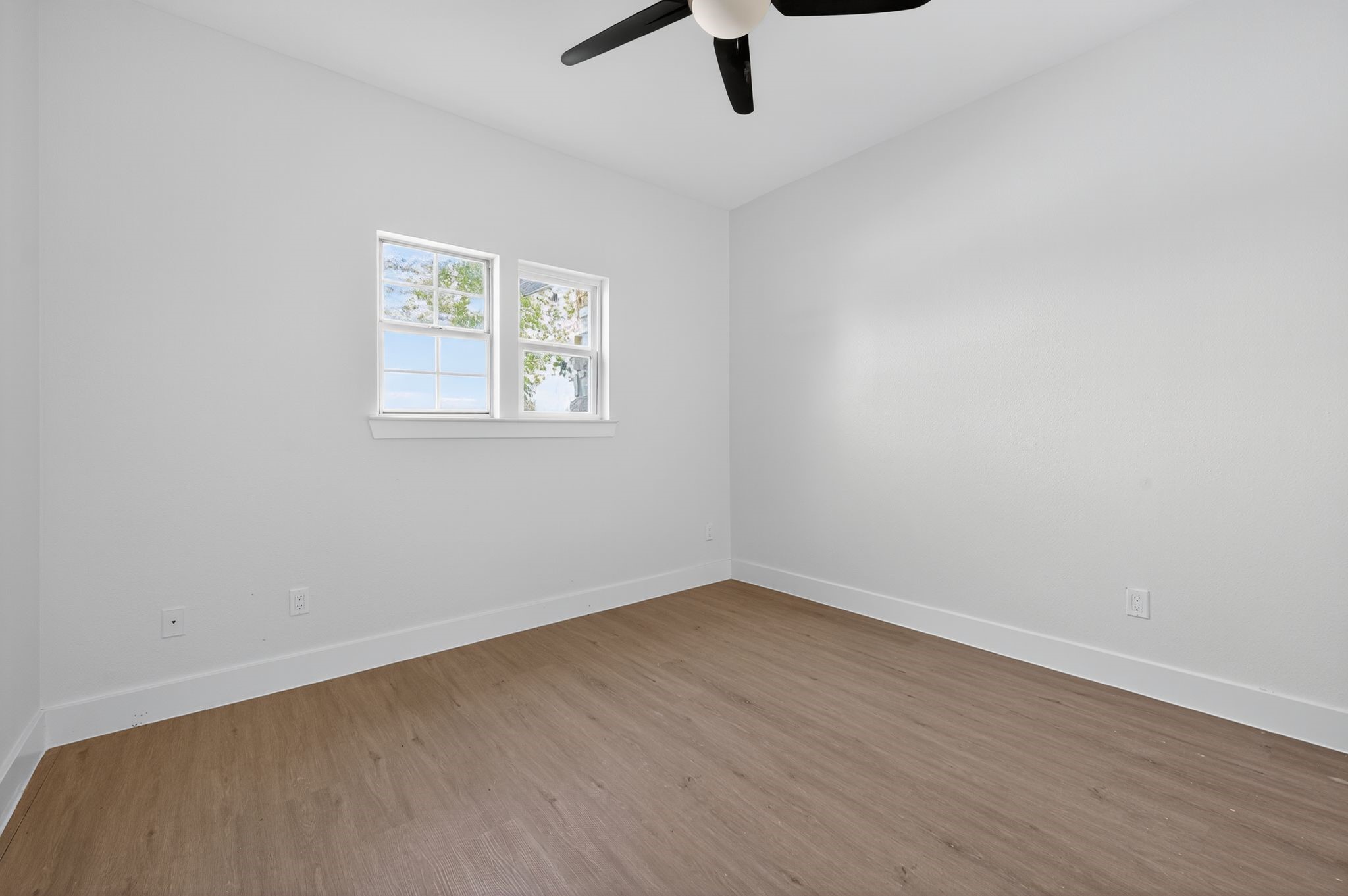 300 Fawn Lane Georgetown, TX 78628 - Photo 14 of 43 an empty room with a window