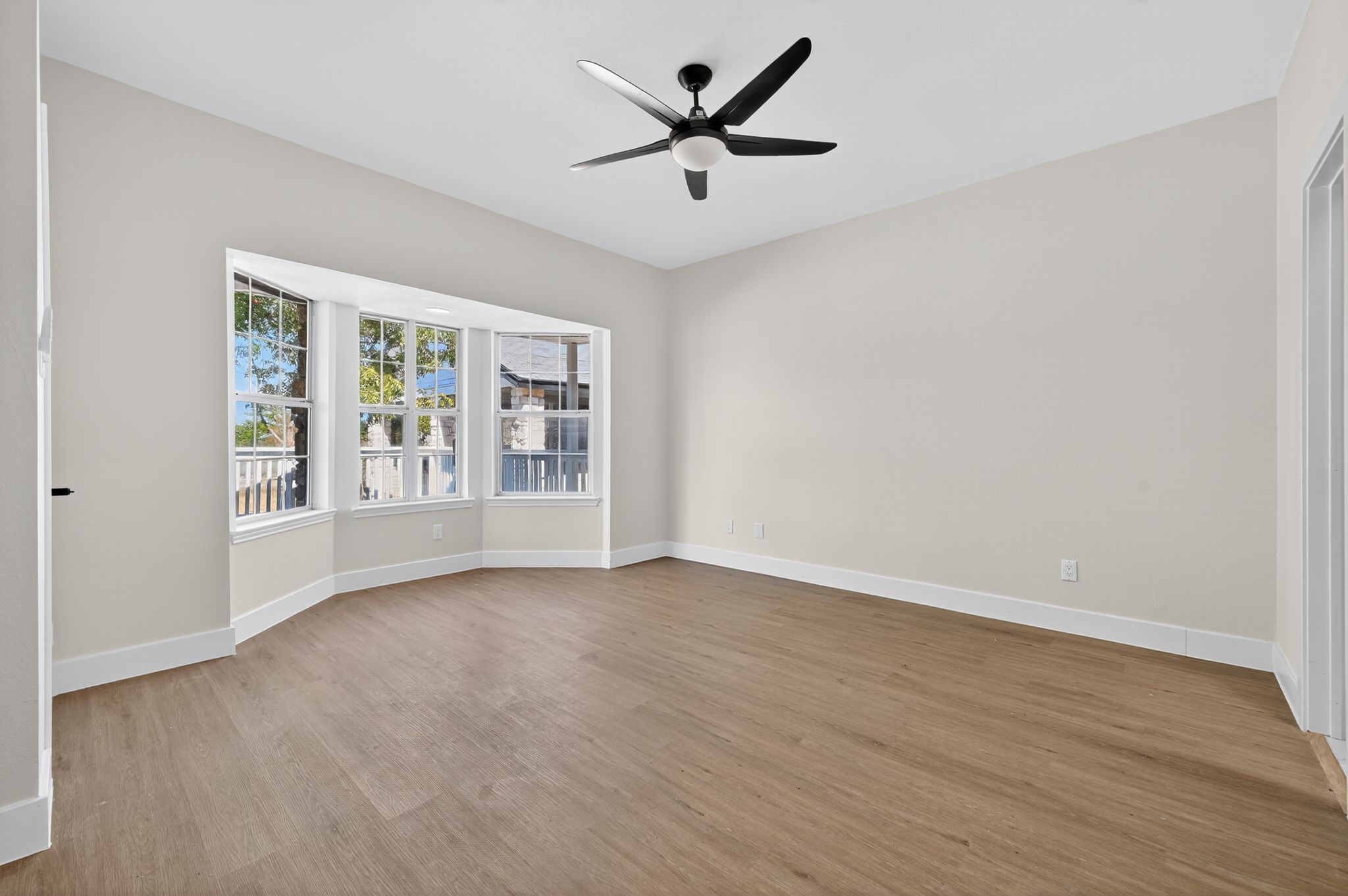 300 Fawn Lane Georgetown, TX 78628 - Photo 23 of 43 an empty room with wooden floor and windows