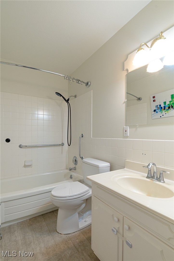 2089 Wooster Road, Unit C42 Rocky River, OH 44116 - Photo 22 of 43 Second full bathroom with tiled bathtub, comfort height toilet and luxury vinyl plank flooring