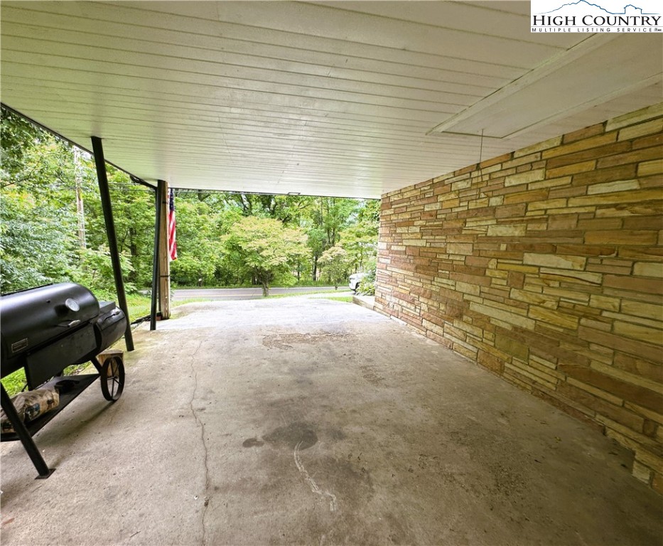 320 North Main Street Jefferson, NC 28640 - Photo 4 of 28 a view of car garage
