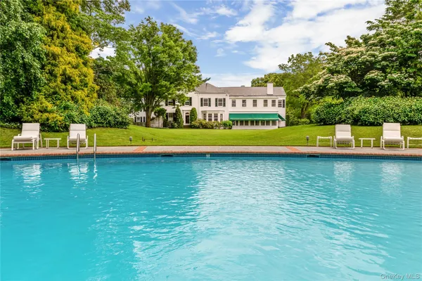 $11,750,000 | 10 Lands End Road, Locust Valley, NY 11560