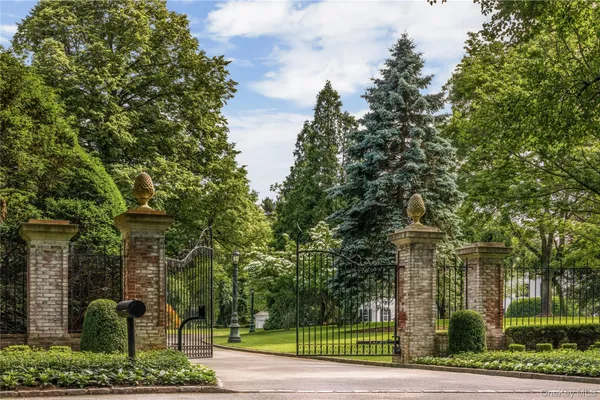 $11,750,000 | 10 Lands End Road, Locust Valley, NY 11560