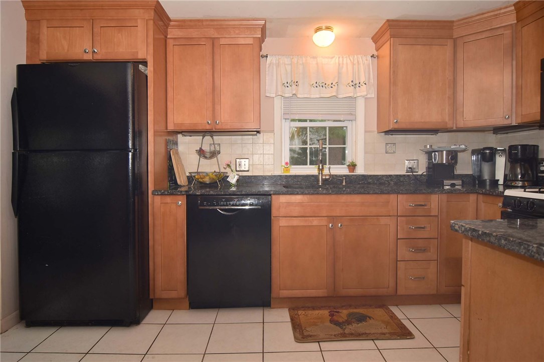 31 Leslie Road Warwick, RI 02888 - Photo 3 of 26