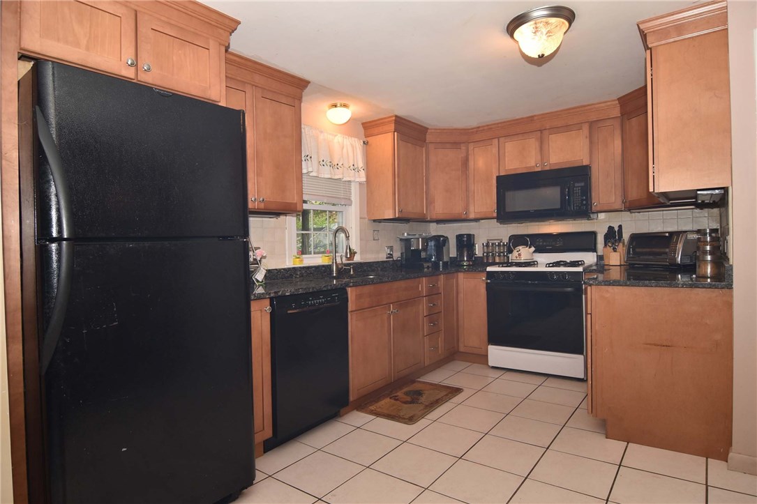 31 Leslie Road Warwick, RI 02888 - Photo 4 of 26