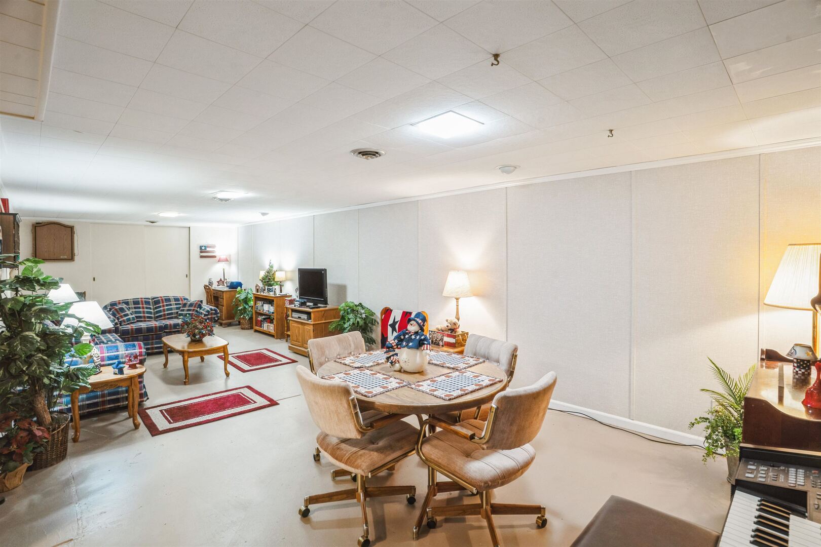 3431 37th Avenue Rock Island, IL 61201 - Photo 20 of 25 a view of a dining room with furniture and a livingroom