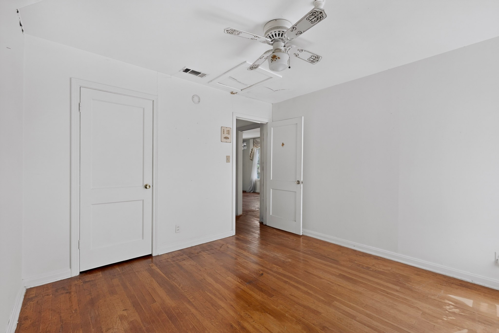 4703 Leslie Avenue Austin, TX 78721 - Photo 16 of 34 Bright hardwood floors gleam in this ready-to-personalize living space.