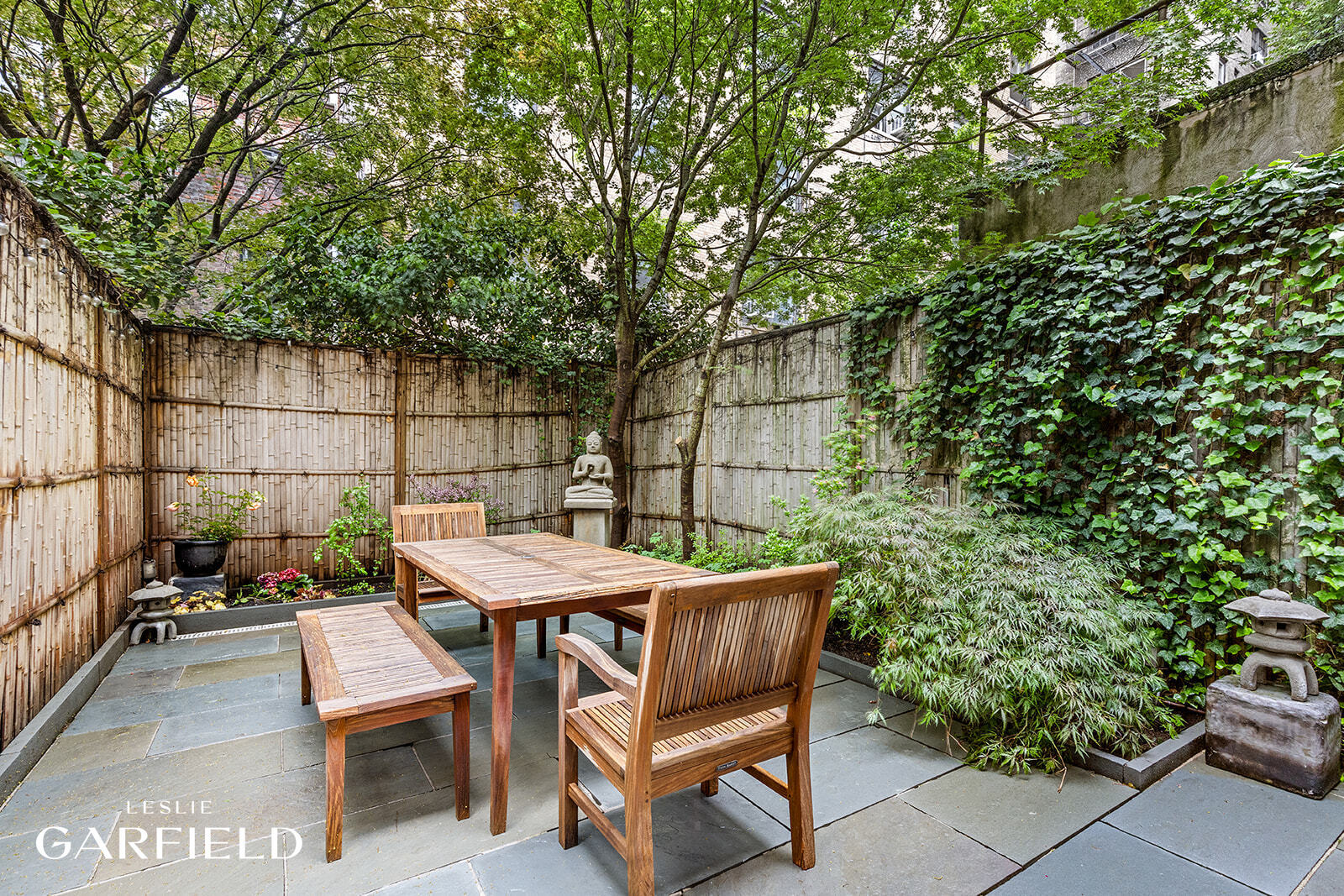 315 West 84th Street Manhattan, NY 10024 - Photo 6 of 20 a backyard of a house with table and chairs