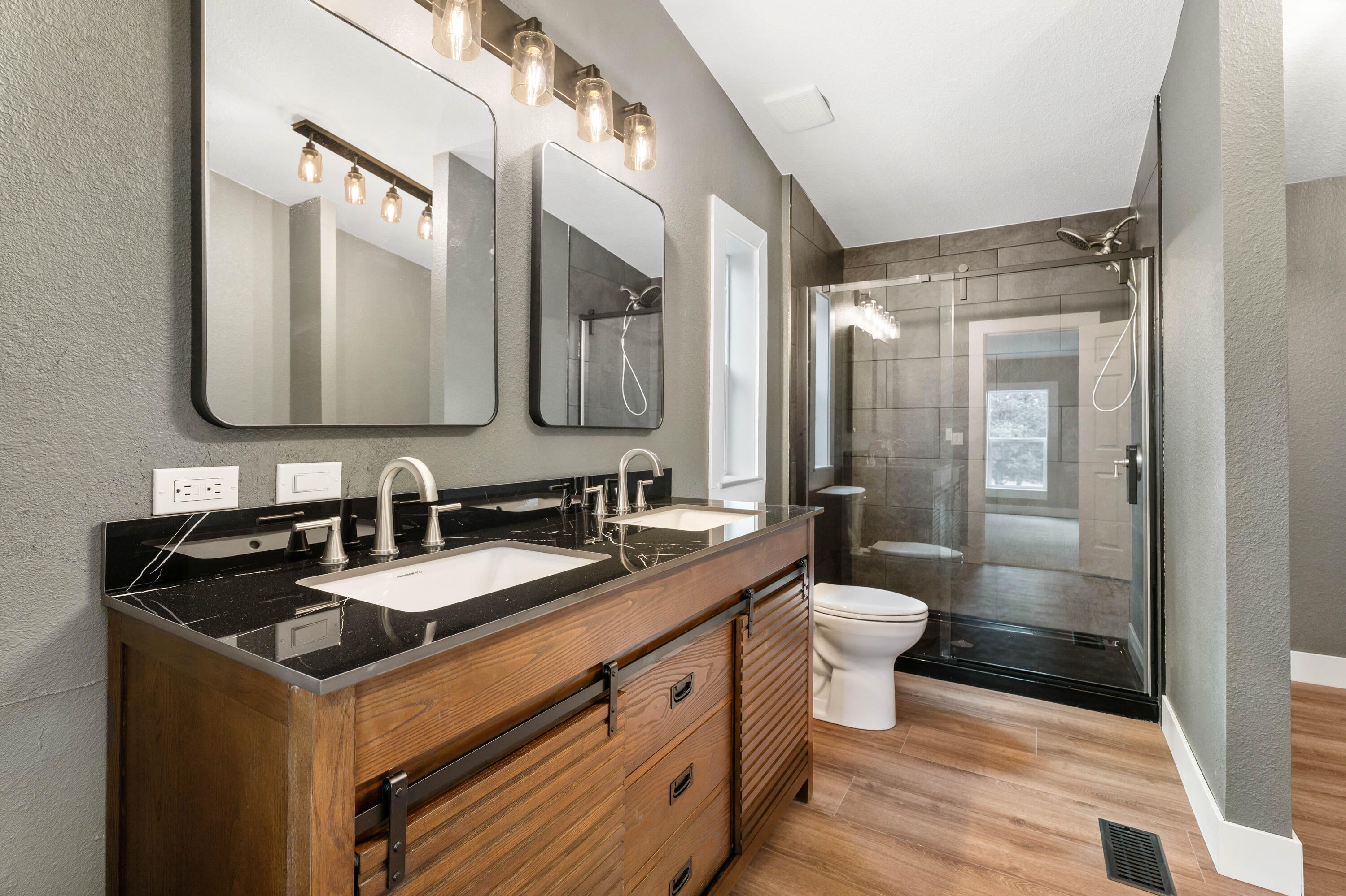 8695 Southwest Crater Loop Road Terrebonne, OR 97760 - Photo 14 of 35 19-Bathroom