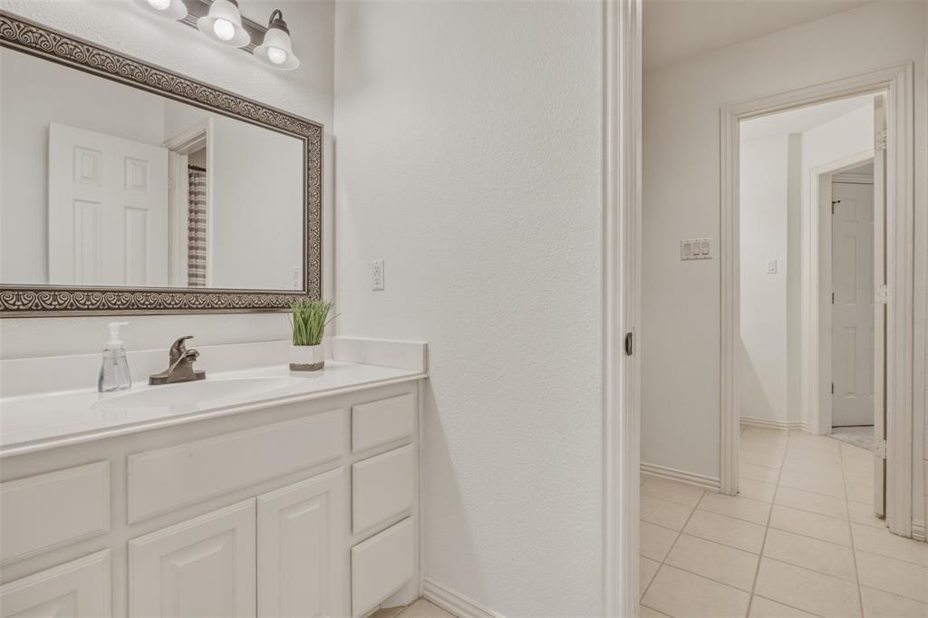 406 Del Rio Court Allen, TX 75013 - Photo 27 of 40 Jack-and-Jill Bathroom