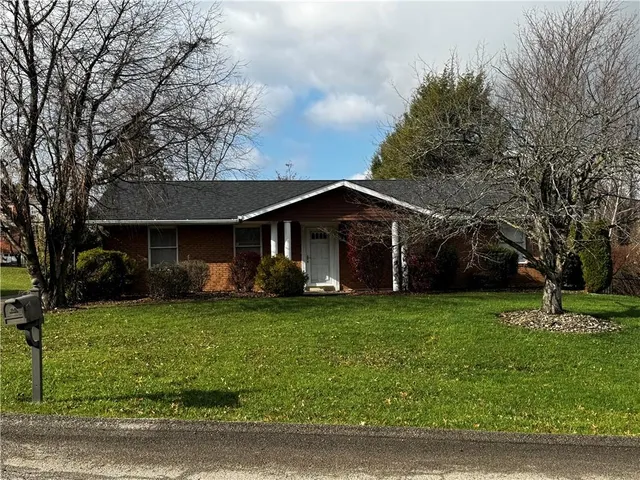 a view of a house with a yard