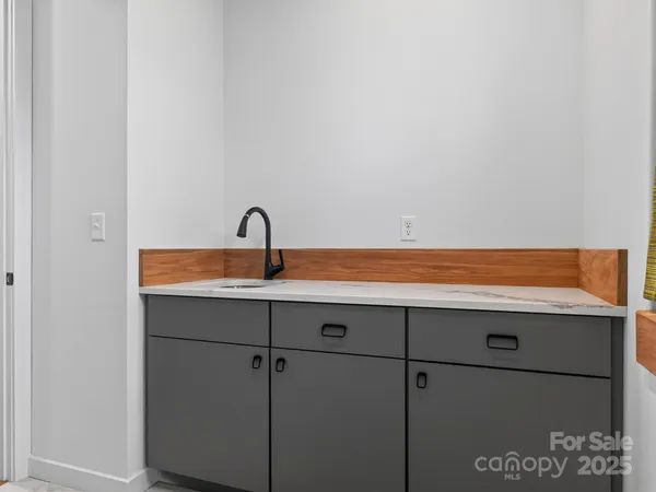 a close view of sink