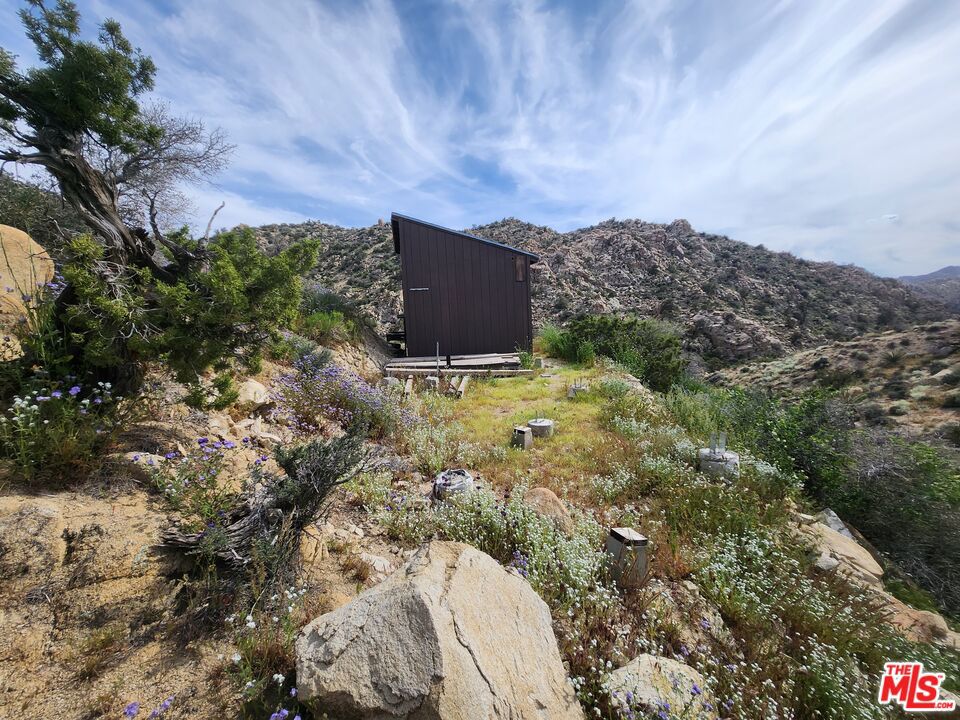 20 West Omega Trail Yucca Valley, CA 92286 - Photo 8 of 32 a view of a yard