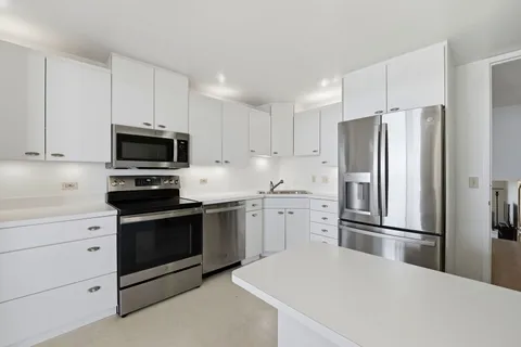 $825,000 | 1500 Sheridan Road, Unit 9K, Wilmette, IL 60091