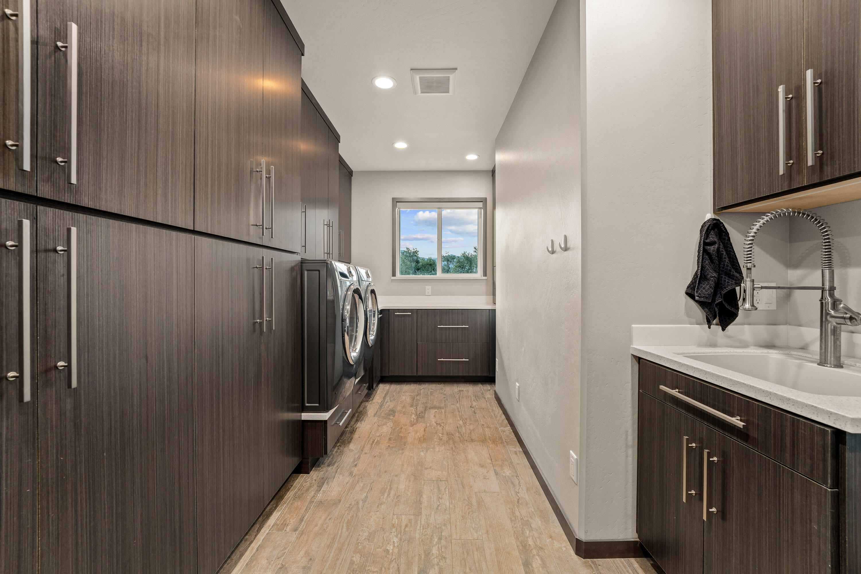 182 Wards Creek Road Rogue River, OR 97537 - Photo 53 of 80 Main Level Laundry/ Mud Room