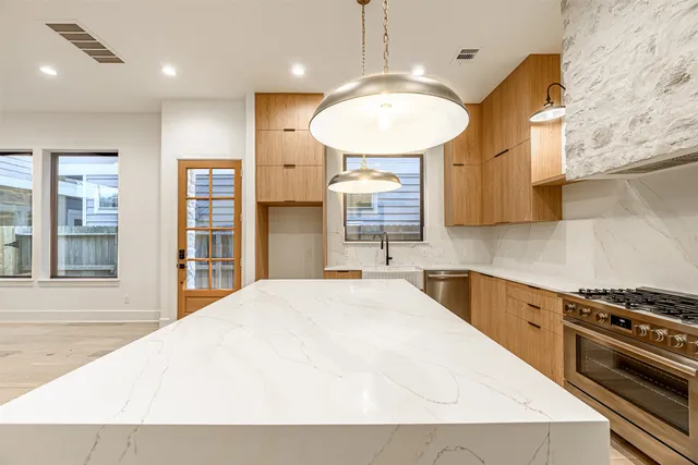 $4,800 | 1104 West 9th Street, Houston, TX 77007