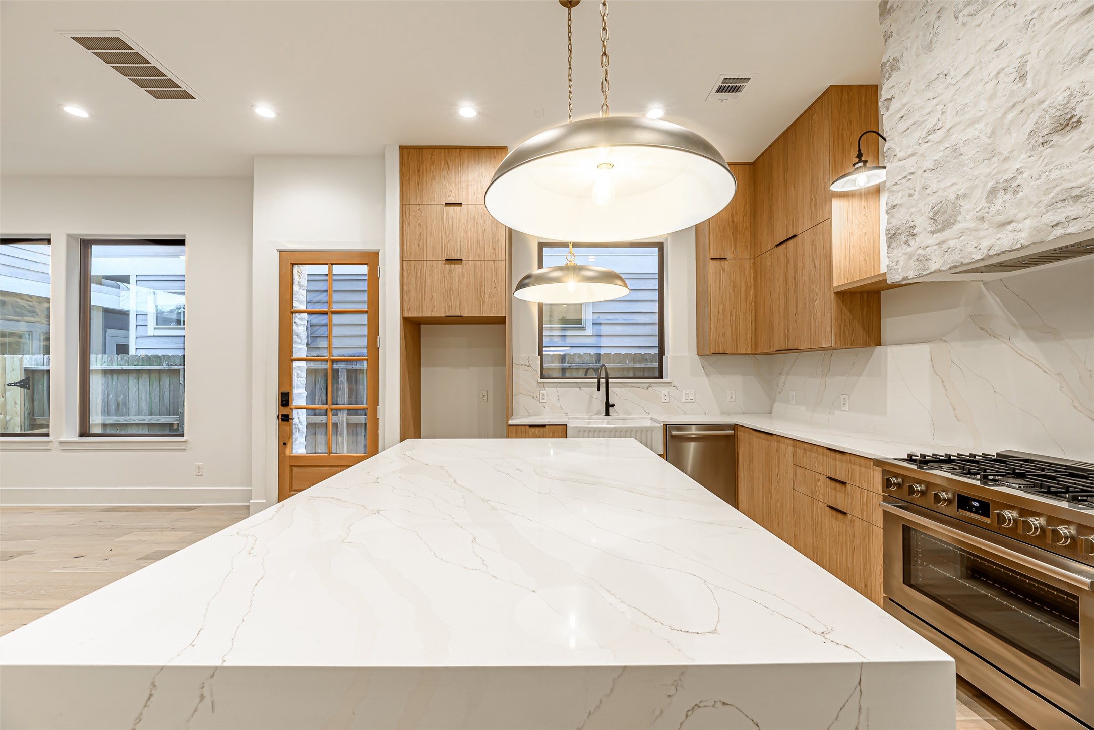 1104 West 9th Street Houston, TX 77007 - Photo 7 of 25