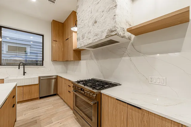 $4,800 | 1104 West 9th Street, Houston, TX 77007