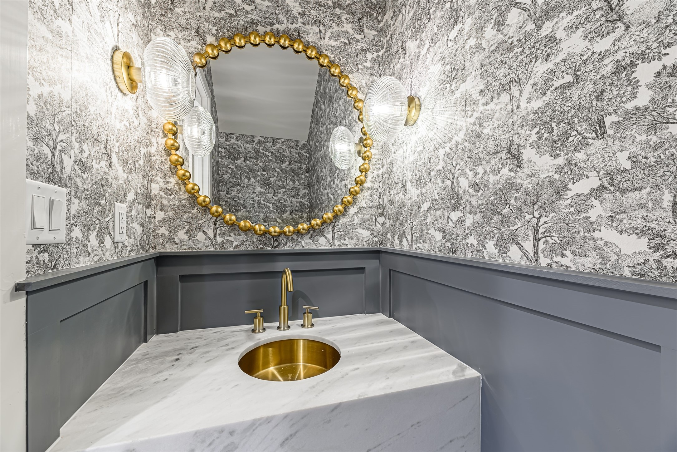 1104 West 9th Street Houston, TX 77007 - Photo 9 of 25 Half Bathroom on the first floor