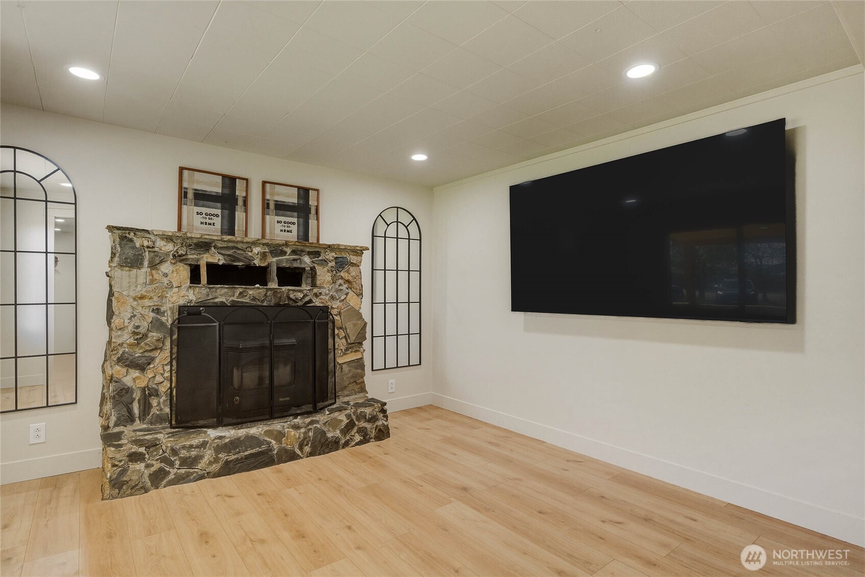 471 Klocke Road Ellensburg, WA 98926 - Photo 11 of 39 a living room with stainless steel appliances kitchen island a fireplace and a television in it