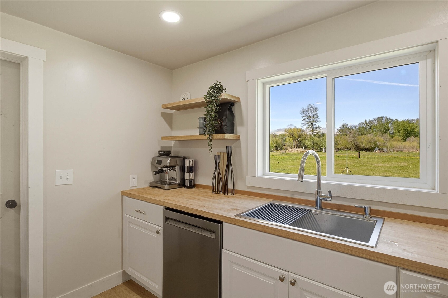 471 Klocke Road Ellensburg, WA 98926 - Photo 15 of 39 a kitchen with a sink and a window