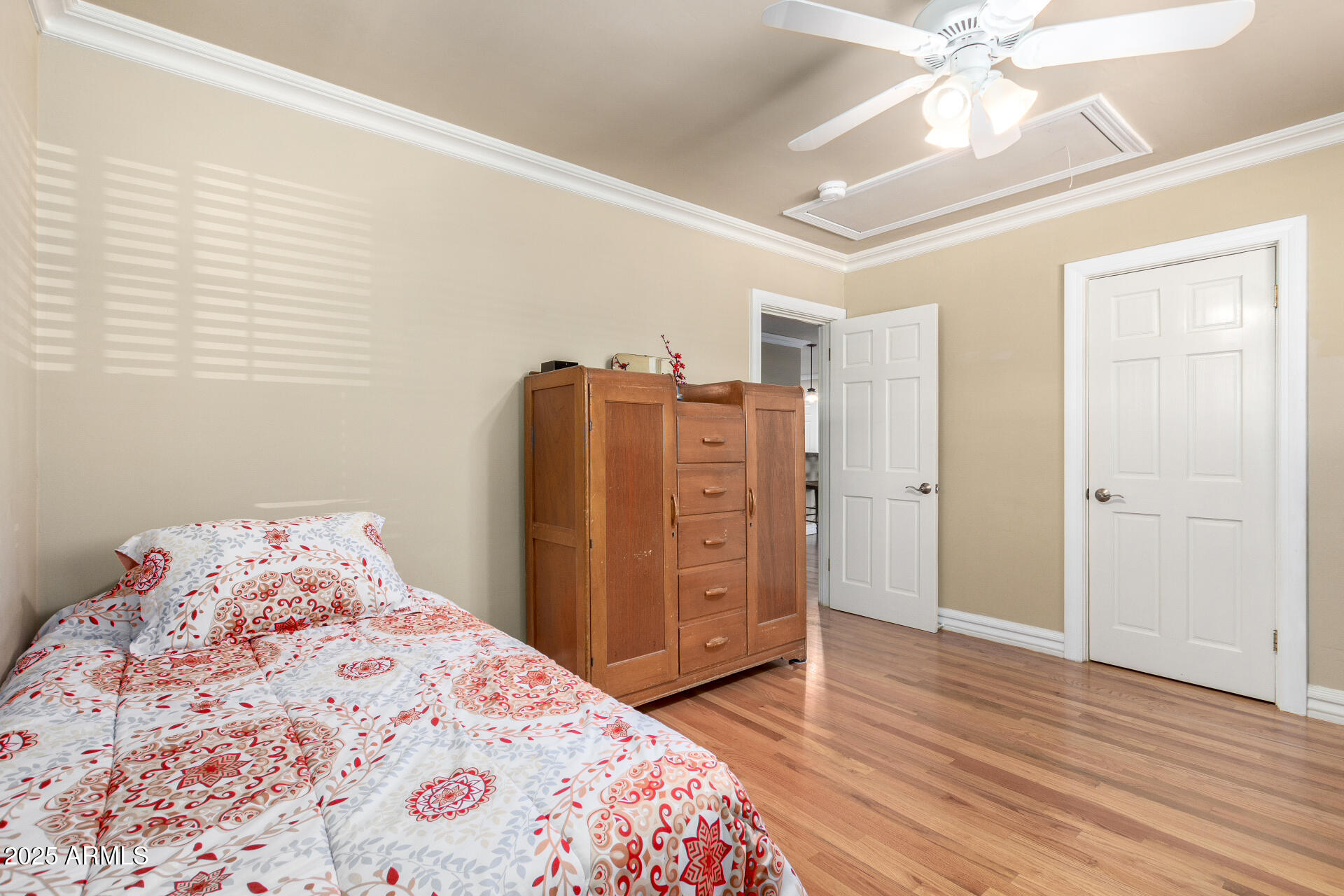 1135 East Lawrence Road Phoenix, AZ 85014 - Photo 13 of 18 a bedroom with a bed and a dresser