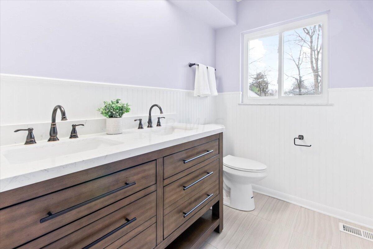 970 Plum Ridge Columbus, OH 43213 - Photo 35 of 43 35-Bathroom