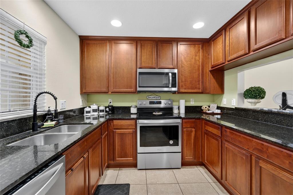 37604 Aaralyn Road Zephyrhills, FL 33542 - Photo 10 of 40 Gallery Image 10