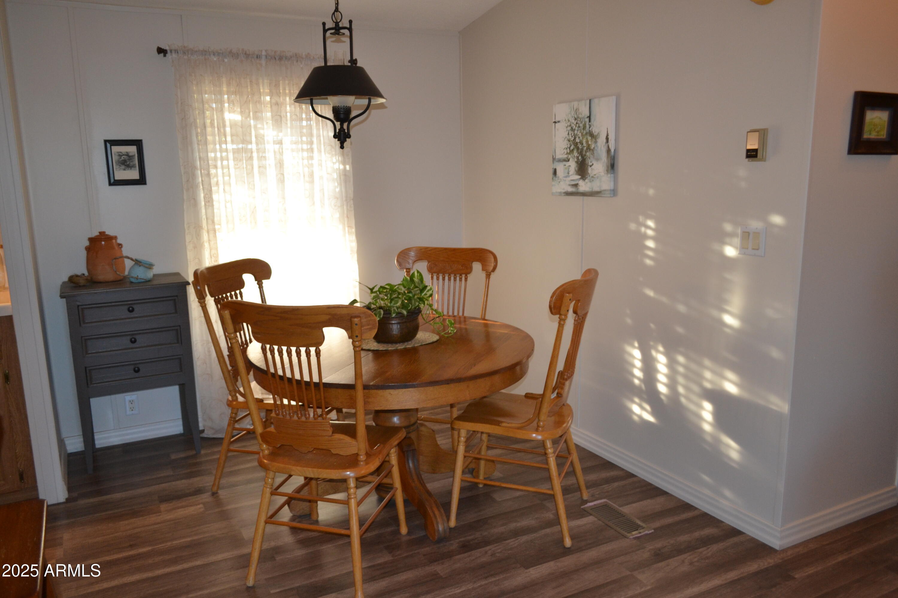 656 Sundown Drive Snowflake, AZ 85937 - Photo 3 of 29 a dining room with furniture and window