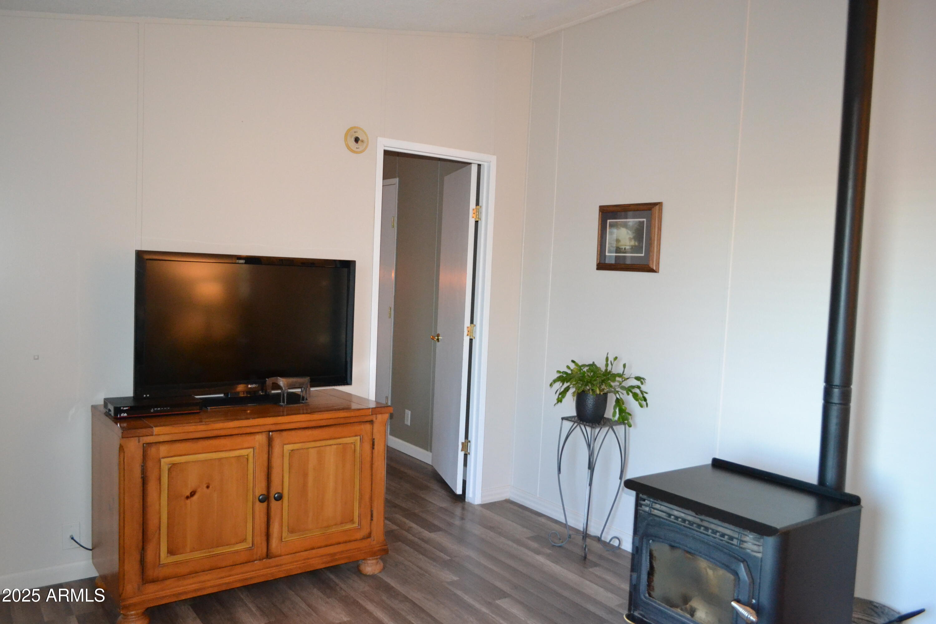 656 Sundown Drive Snowflake, AZ 85937 - Photo 7 of 29 a living room with furniture and flat screen tv
