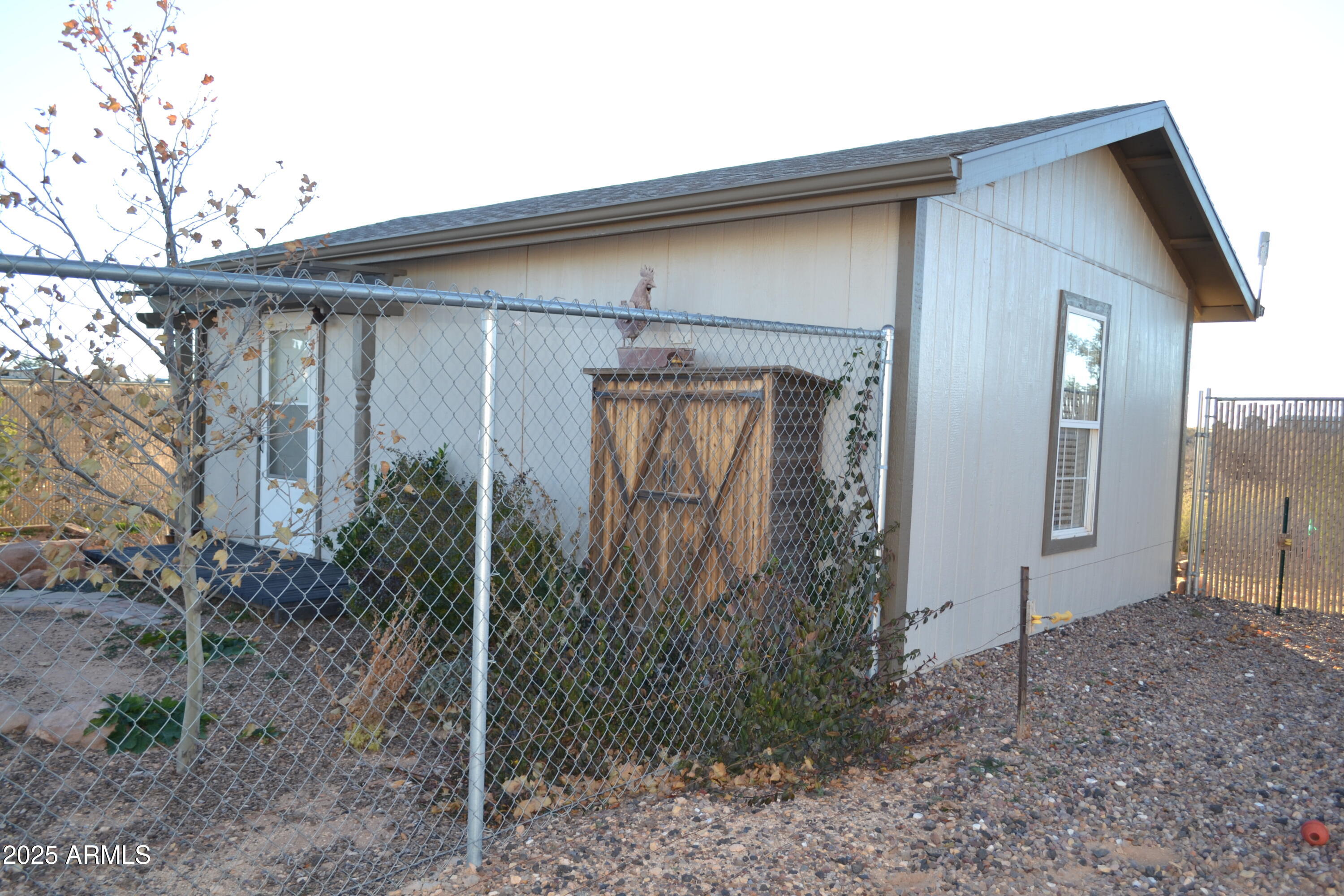 656 Sundown Drive Snowflake, AZ 85937 - Photo 9 of 29 a front view of a house with garden