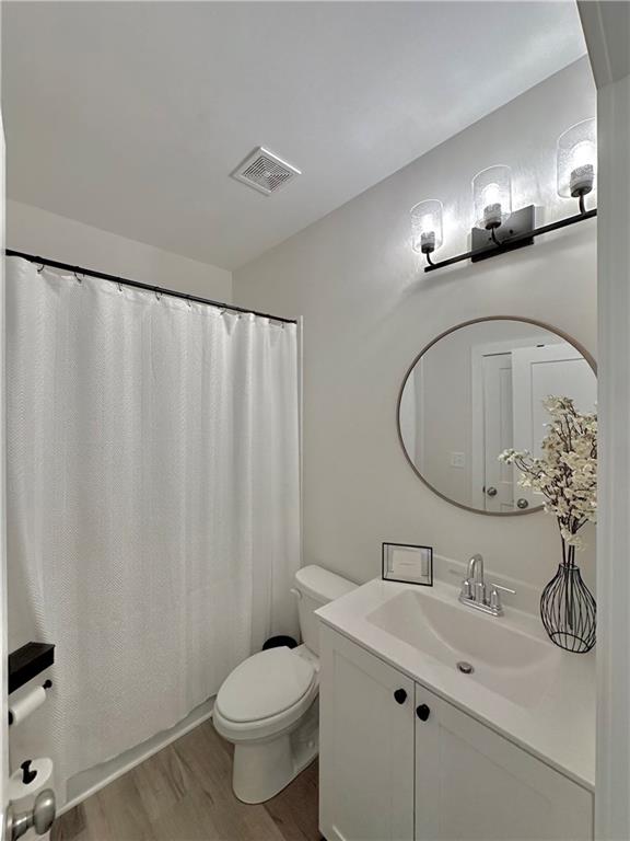 192 Chestnut Circle Atlanta, GA 30342 - Photo 11 of 16 a bathroom with a sink and a mirror