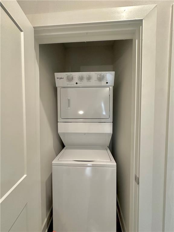 192 Chestnut Circle Atlanta, GA 30342 - Photo 12 of 16 a utility room with a washer and dryer