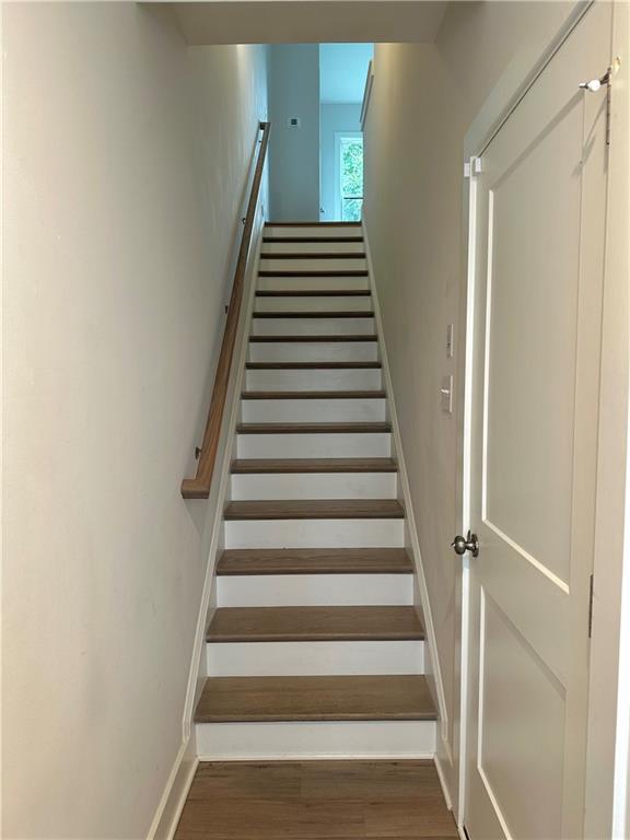 192 Chestnut Circle Atlanta, GA 30342 - Photo 6 of 16 a view of entryway