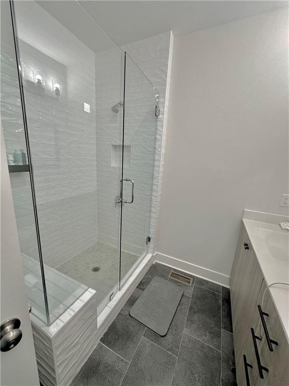 192 Chestnut Circle Atlanta, GA 30342 - Photo 9 of 16 a bathroom with a shower