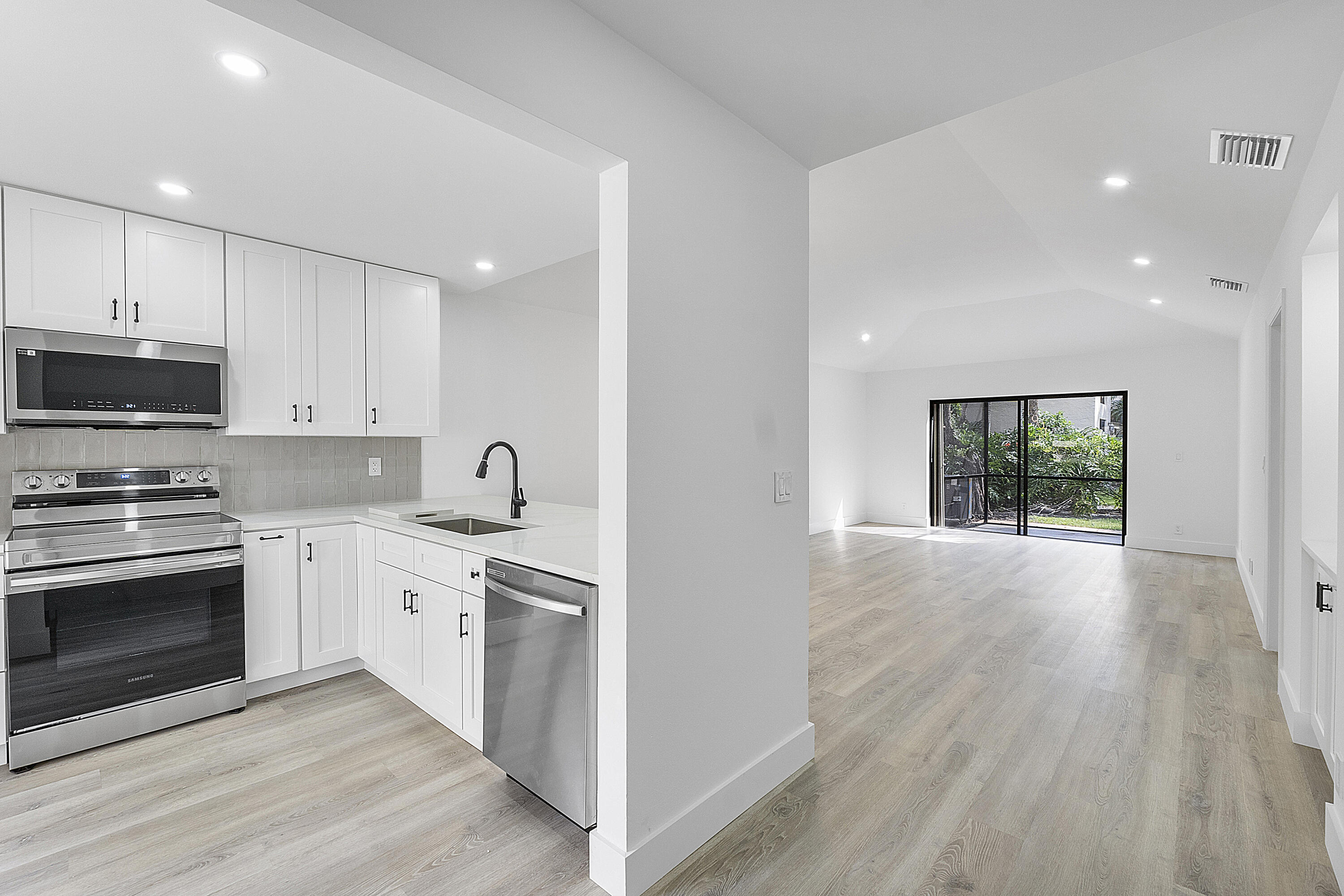 3127 Kingswood Terrace Boca Raton, FL 33431 - Photo 5 of 29 Kitchen