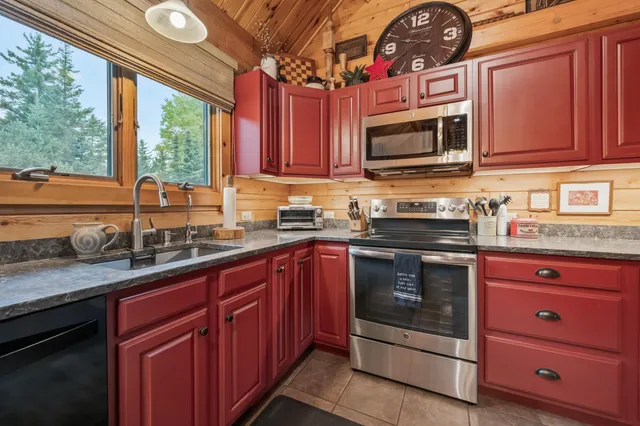 $639,000 | 70 Sugarloaf Drive, Carroll, NH 03595