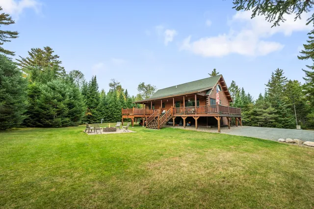 $639,000 | 70 Sugarloaf Drive, Carroll, NH 03595
