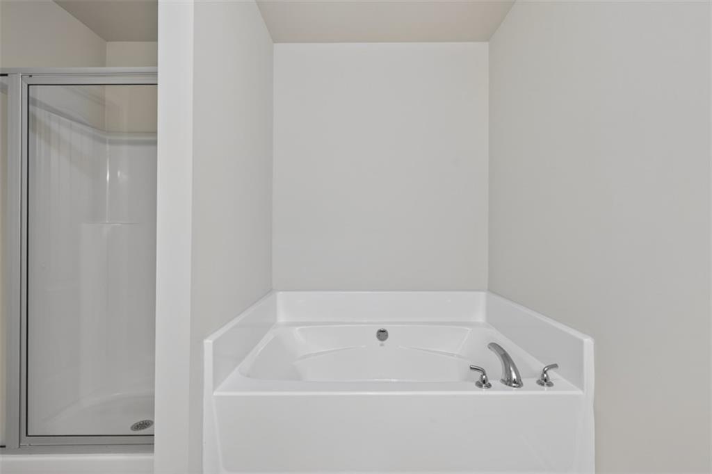 286 Turtle Creek Drive Winder, GA 30680 - Photo 26 of 39 a bathroom with a bathtub