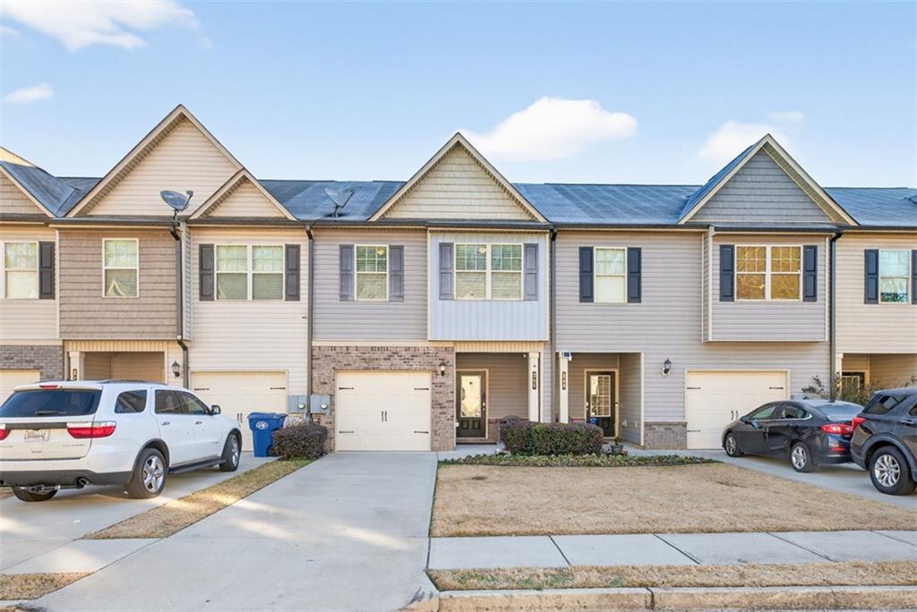 286 Turtle Creek Drive Winder, GA 30680 - Photo 3 of 39 a view of a car park in front of house