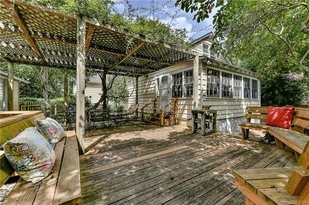 621 Westbury Road Charlotte, NC 28211 - Photo 32 of 45 a view of a patio with table and chairs with wooden floor and fence