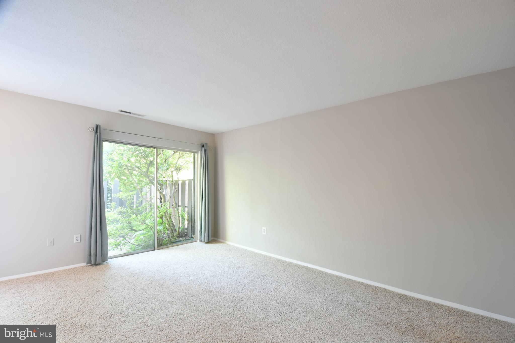 1358 Northgate Square Reston, VA 20190 - Photo 4 of 17 Main Living area