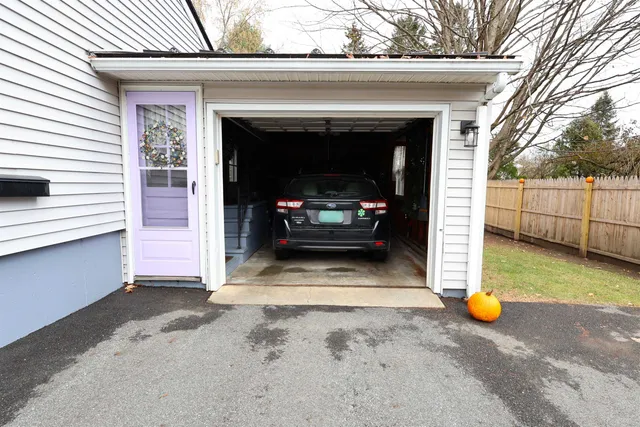 $374,900 | 113 Hanover Street, Hartford, VT 05001