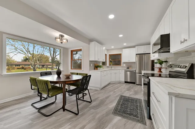 $499,900 | 10039 North Sunnycrest Drive, Mequon, WI 53092