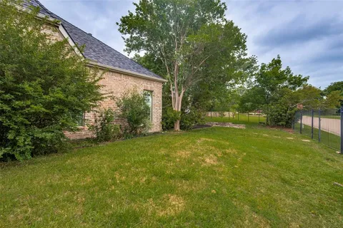 a view of a back yard
