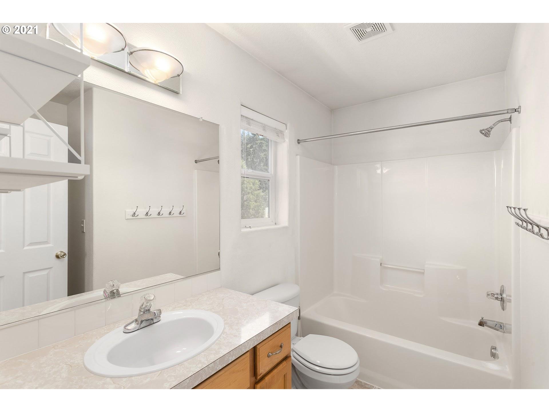 18220 Southwest Strathmoor Street Beaverton, OR 97007 - Photo 17 of 24 Gallery Image 17