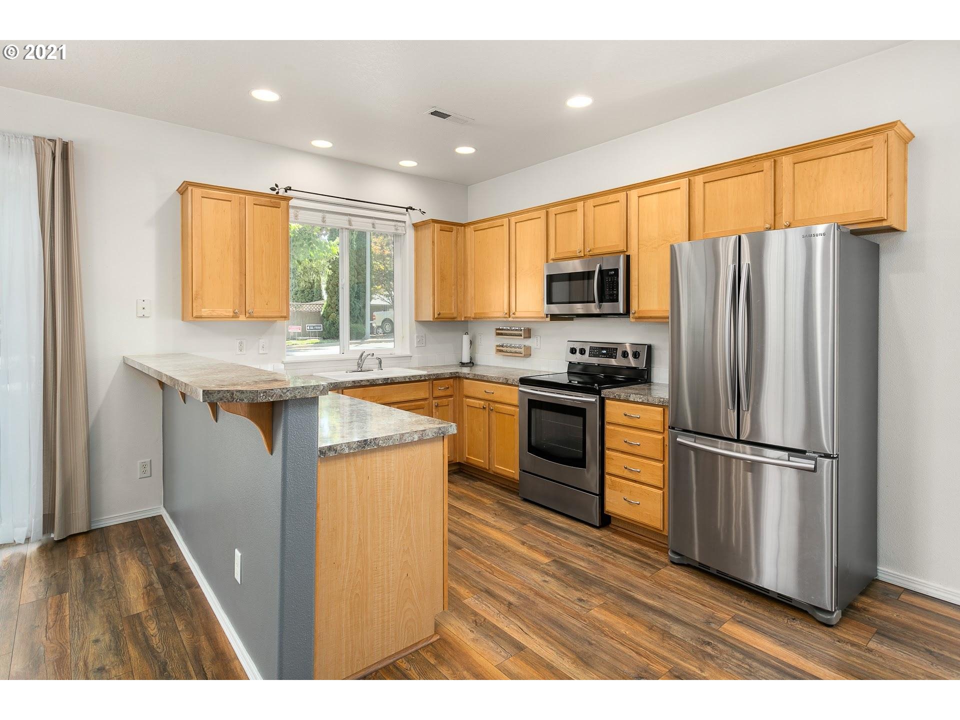 18220 Southwest Strathmoor Street Beaverton, OR 97007 - Photo 6 of 24 Gallery Image 6