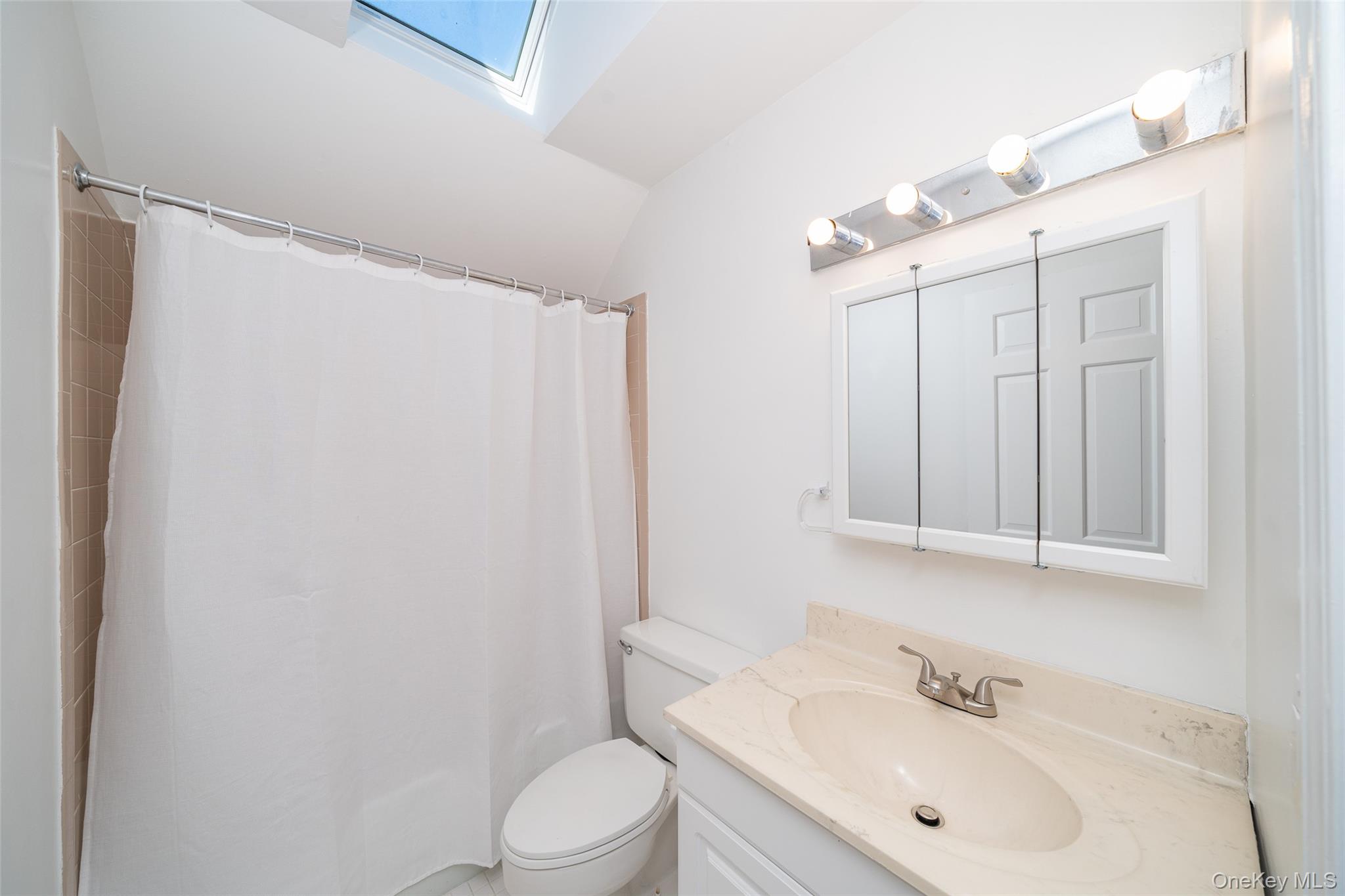 10 Grove Mews Chappaqua, NY 10514 - Photo 14 of 22 Dedicated bathroom for second bedroom
