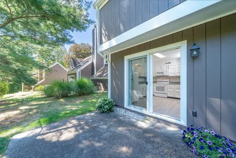 $669,000 | 10 Grove Mews, Chappaqua, NY 10514