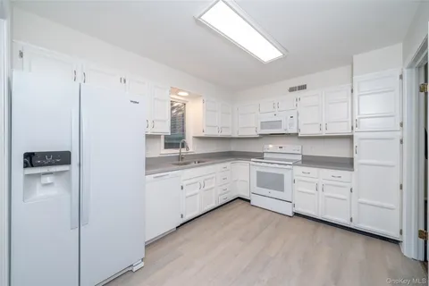 $669,000 | 10 Grove Mews, Chappaqua, NY 10514